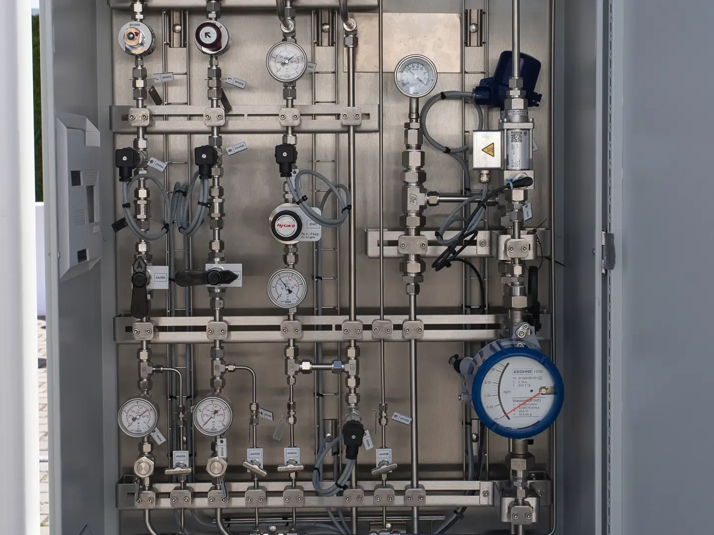 Fuel Cells – The Perfect Combination of Efficiency and Sustainability Fuel Cells – The Perfect Combination of Efficiency and Sustainability